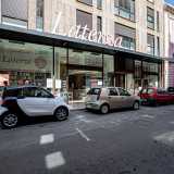 Partiamo dalla casa editrice pi� antica, la prestigiosa Laterza, fondata nel 1901. Dopo aver cambiato pi� volte collocazione lungo via Sparano, dal 1963 ha sede in via Dante Alighieri, quasi ad angolo con la strada dello shopping barese, l� dove si trova anche il suo punto vendita